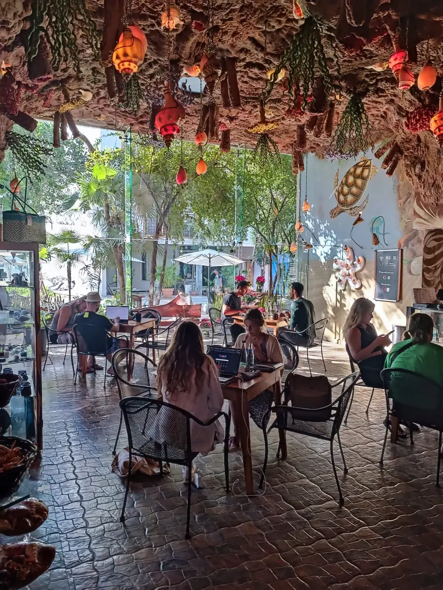 Personas trabajando bajo el arrecife