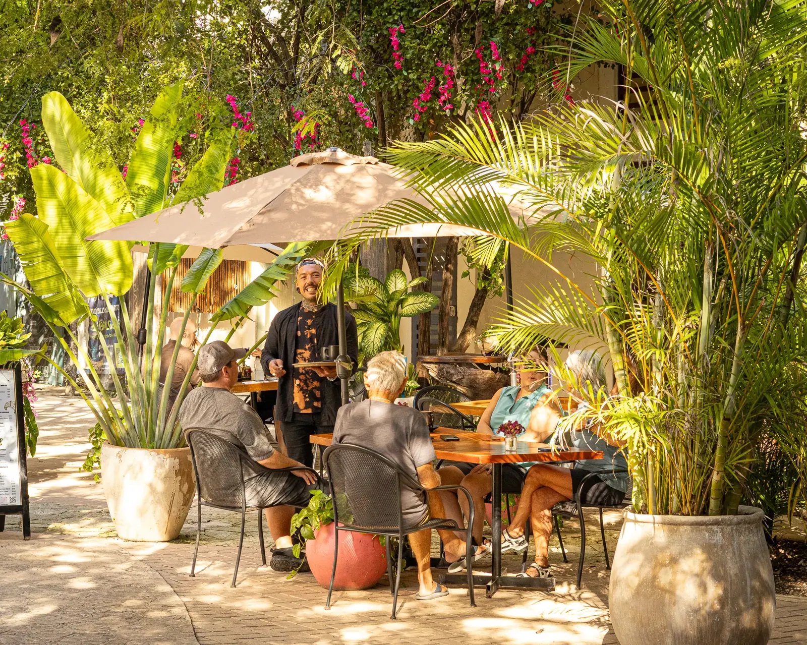 Clientes disfrutando de la terraza de Maya Xel