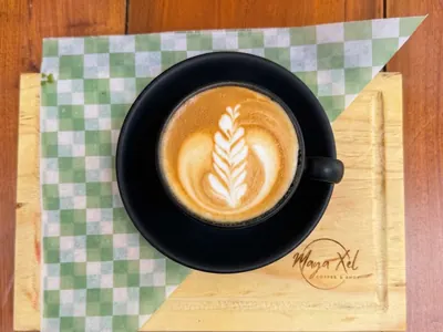 Café con arte latte servido en Maya Xel