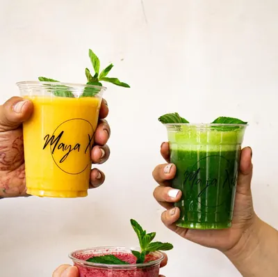Jugo verde con naranja servido en Maya Xel