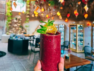 Smoothie de frutos rojos bajo el techo-arrecife de Maya Xel